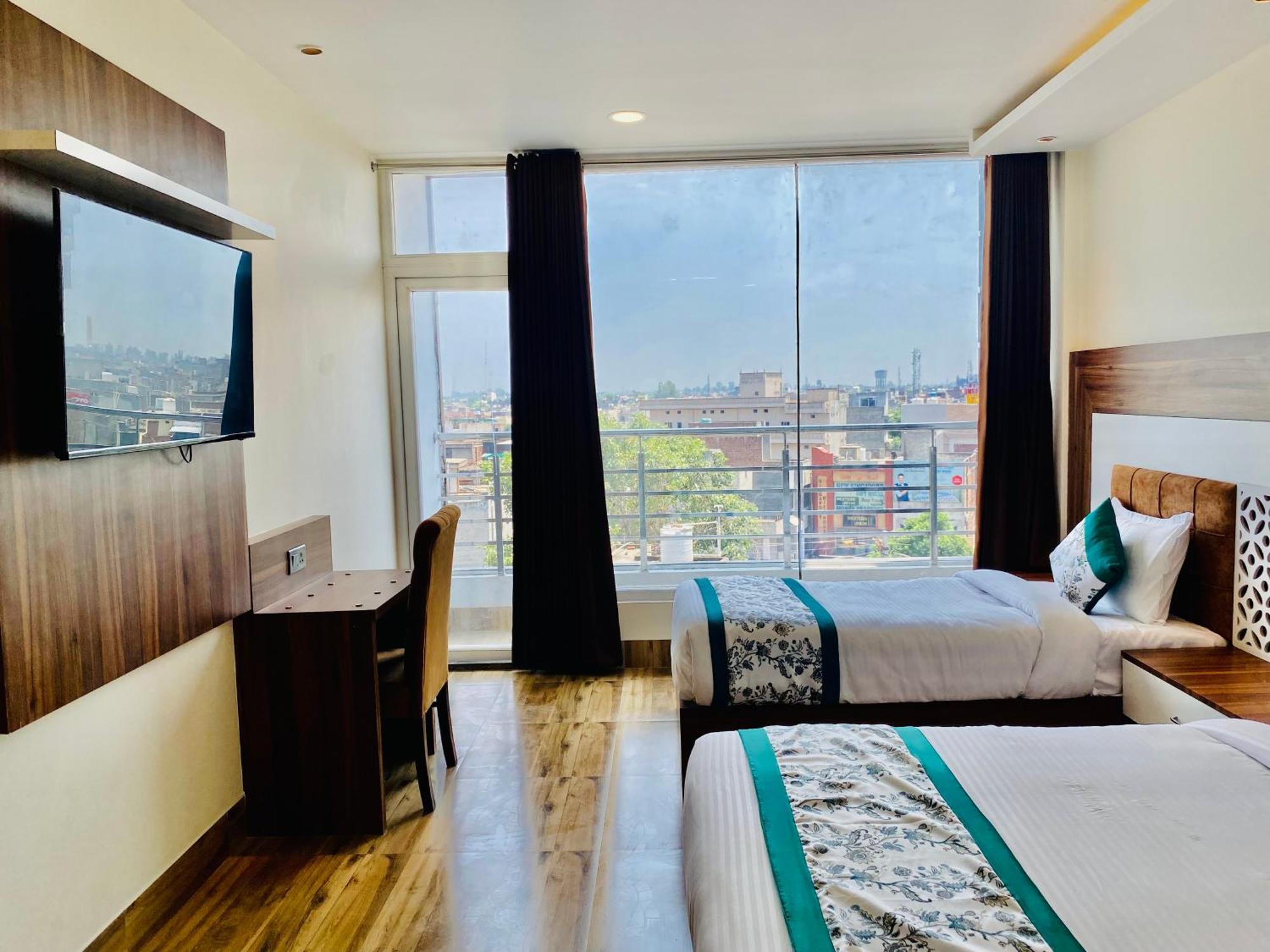 Hotel White House 350 Mtr From Golden Temple Амритсар Екстериор снимка